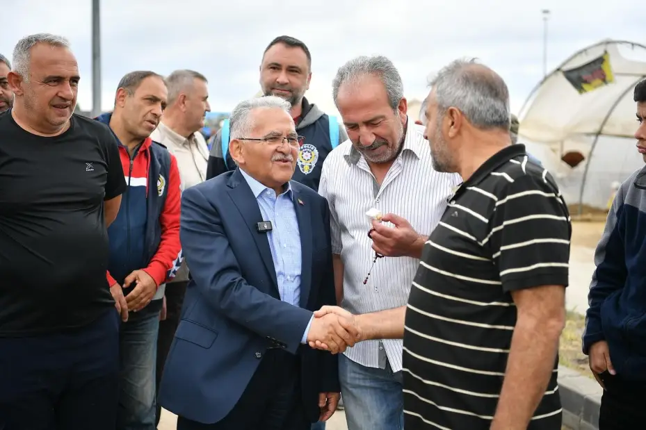 Başkan Büyükkılıç’tan Mimarsinan Kurban Pazarı’nda sıkı pazarlık ve samimi buluşma