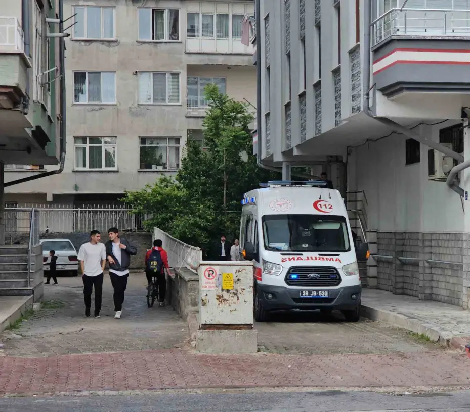 Balkonda düşen yaşlı adam için ekipler seferber oldu