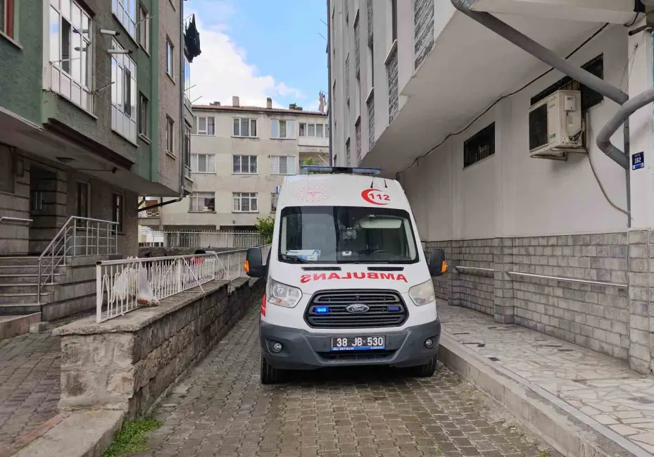 Balkonda düşen yaşlı adam için ekipler seferber oldu