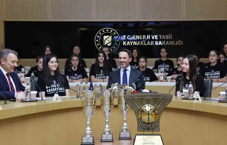 Bakan Bayraktar Şampiyon BOTAŞ Spor’la bir araya geldi