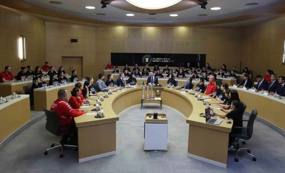 Bakan Bayraktar Şampiyon BOTAŞ Spor’la bir araya geldi