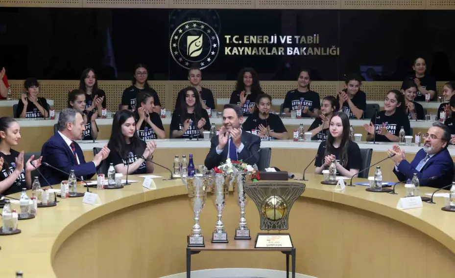 Bakan Bayraktar Şampiyon BOTAŞ Spor’la bir araya geldi