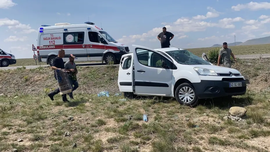Konya’da lastiği patlayan hafif ticari araç takla attı: 2 yaralı