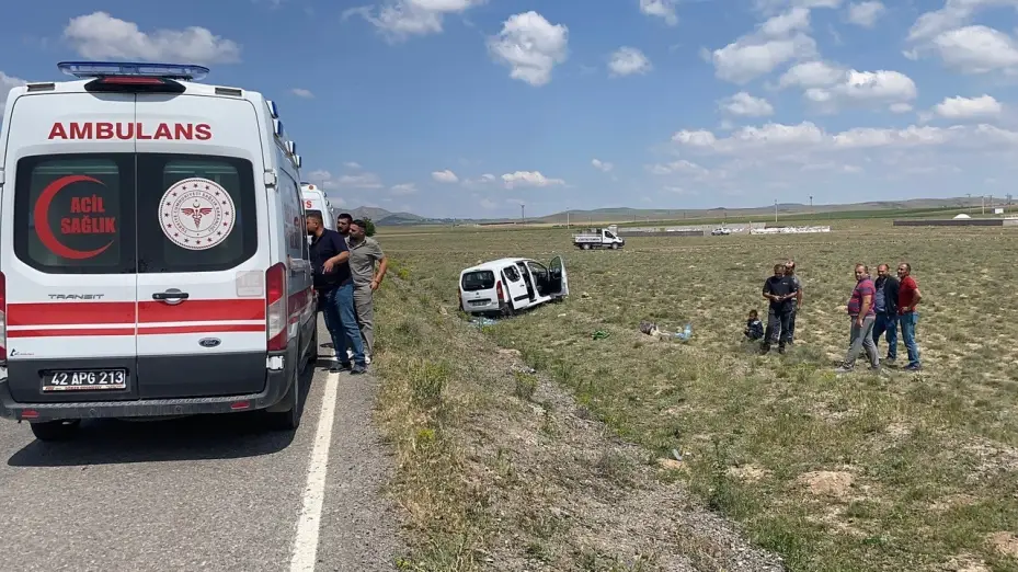 Konya’da lastiği patlayan hafif ticari araç takla attı: 2 yaralı