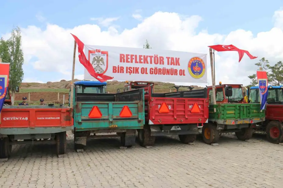 İl Jandarma Komutanlığı, artan traktör kazalarını önlemek için reflektör dağıttı