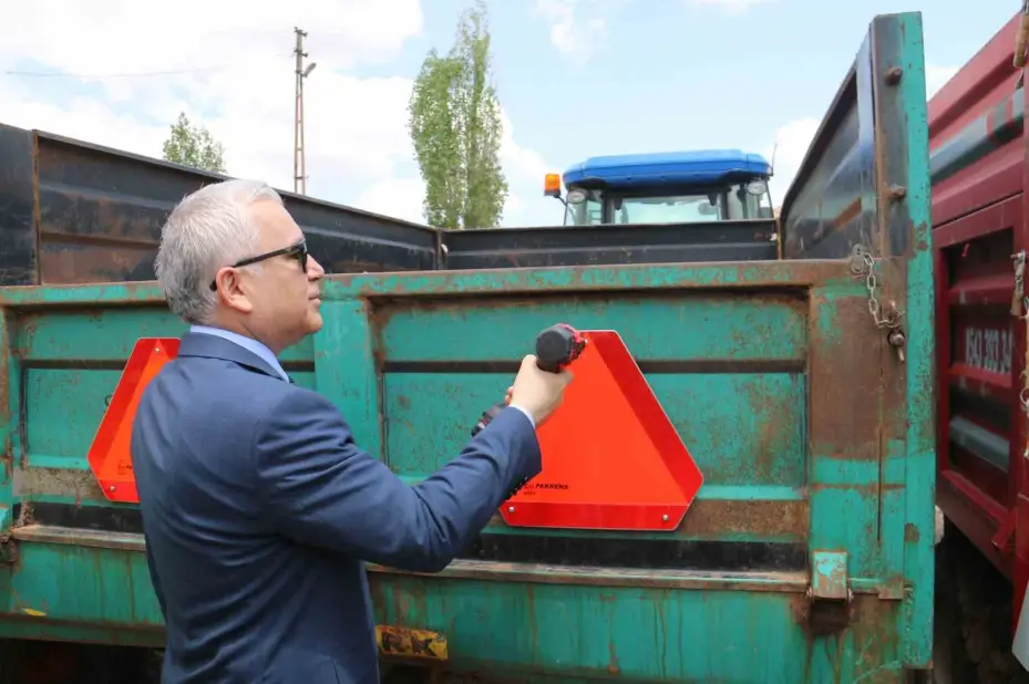 İl Jandarma Komutanlığı, artan traktör kazalarını önlemek için reflektör dağıttı