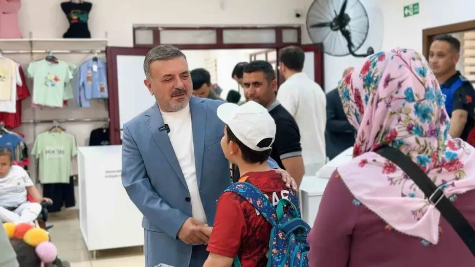 Sincan Belediye Başkanı Ercan çocuklara bayramlık hediye etti