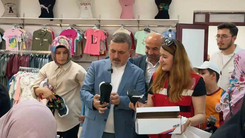Sincan Belediye Başkanı Ercan çocuklara bayramlık hediye etti