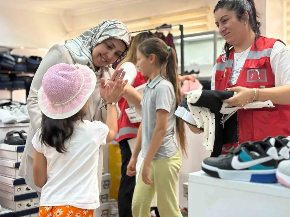 Sincan Belediye Başkanı Ercan çocuklara bayramlık hediye etti