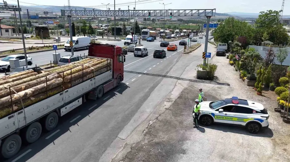 Tatilcilerin bayram yolcuğu başladı: 43 ilin geçiş güzergahında sıkı tedbir alındı