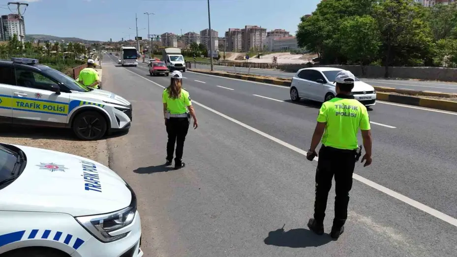 Tatilcilerin bayram yolcuğu başladı: 43 ilin geçiş güzergahında sıkı tedbir alındı