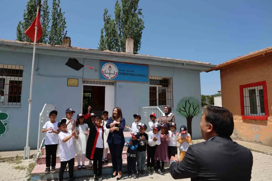 Tek kişilik mezuniyete vali katıldı