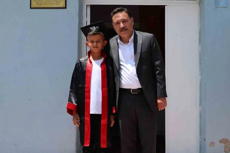 Tek kişilik mezuniyete vali katıldı