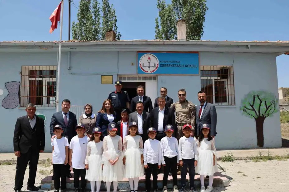 Tek kişilik mezuniyete vali katıldı