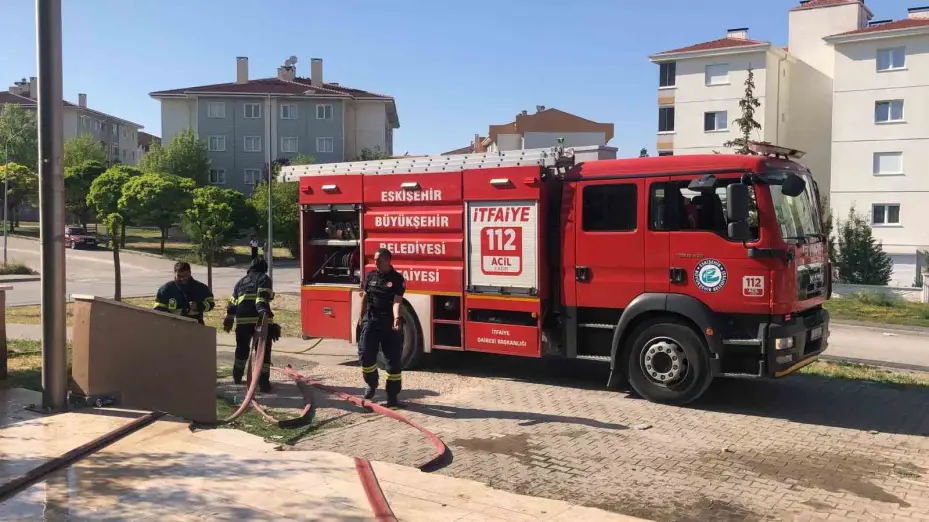 Eskişehir’de AVM çatısında çıkan yangın korkuttu