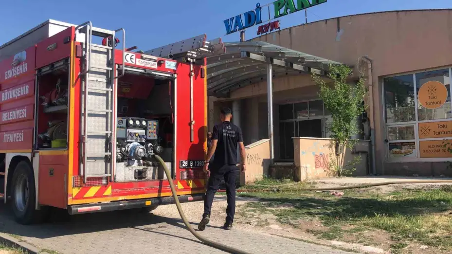 Eskişehir’de AVM çatısında çıkan yangın korkuttu