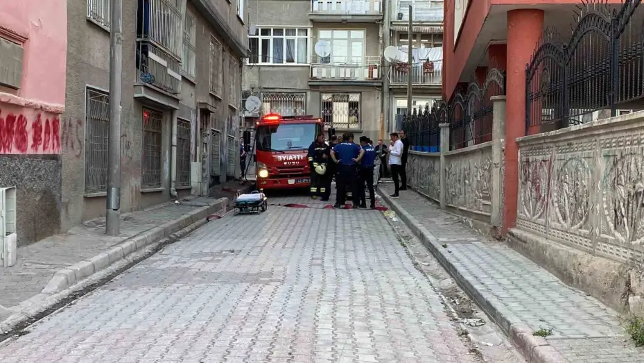 Boğazına bıçak dayadı, evini ateşe verdi