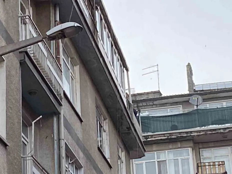 Boğazına bıçak dayadı, evini ateşe verdi