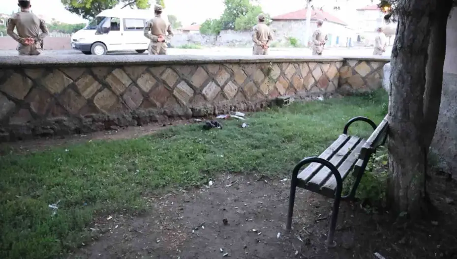 Önce kafasına vurdu, sonra boğazını kesip öldürdü