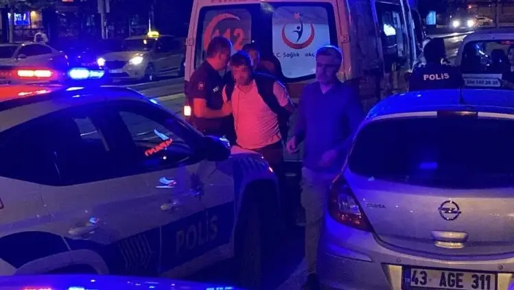 Elindeki satırla çevreye saldıran şahsa gözaltı