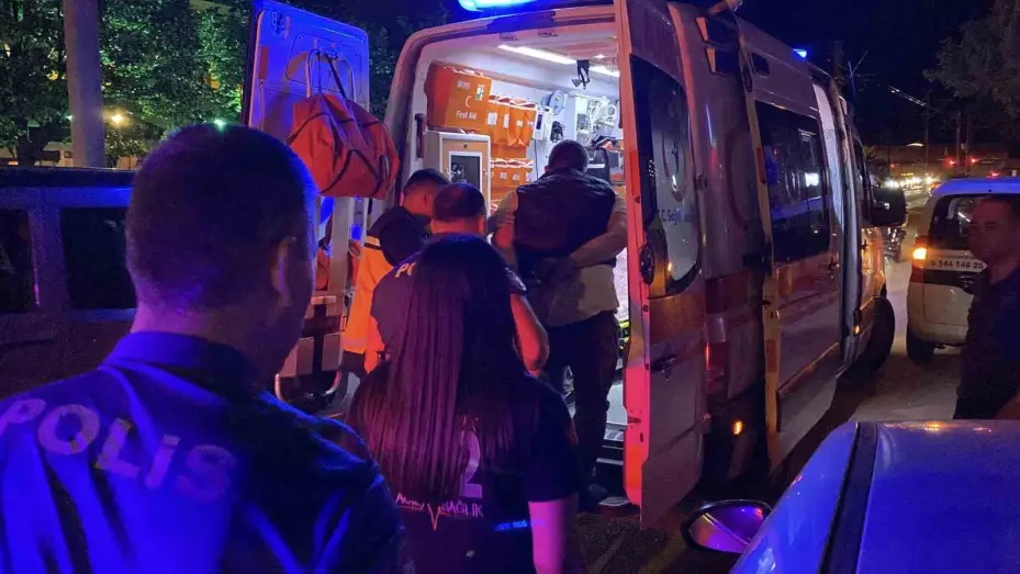 Elindeki satırla çevreye saldıran şahsa gözaltı