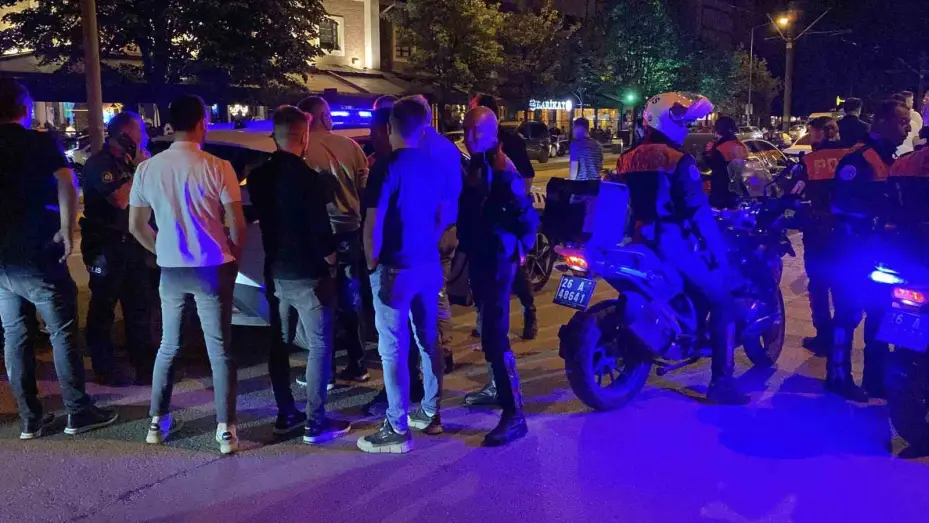 Elindeki satırla çevreye saldıran şahsa gözaltı