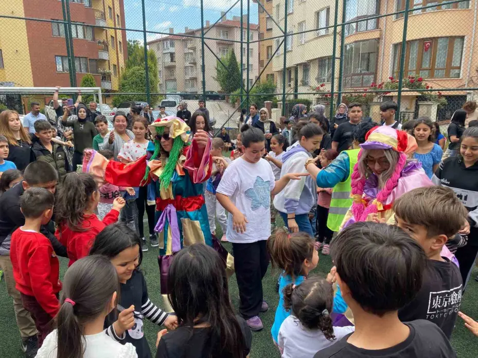 (ÖZEL) Gönüllüler el ele, çocukların bayramı şenleniyor
