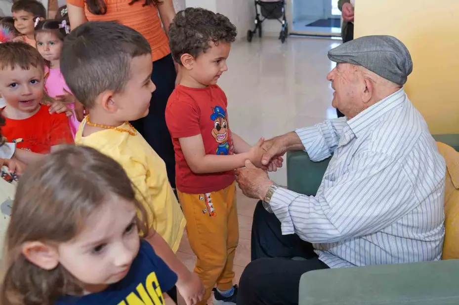 Minikler büyükleriyle bayramlaştı