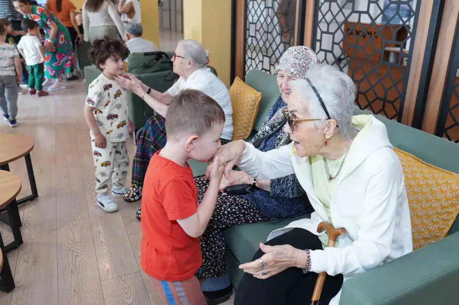 Minikler büyükleriyle bayramlaştı