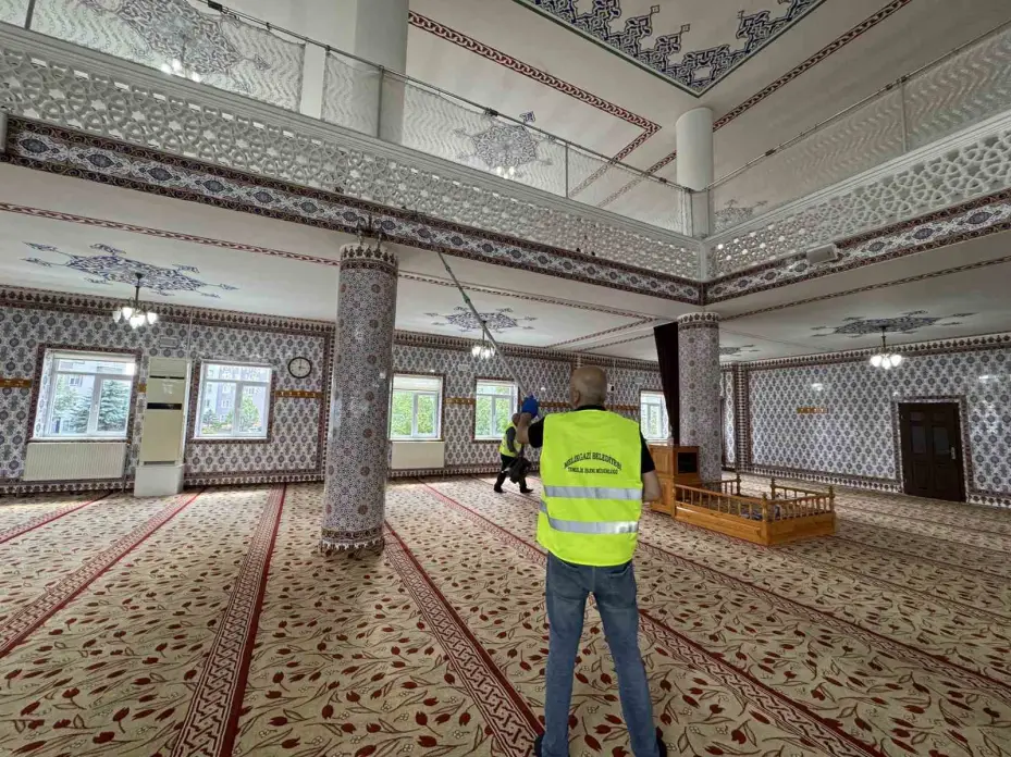 Melikgazi Belediyesi’nden bayram öncesi kapsamlı cami ve mezarlık temizliği
