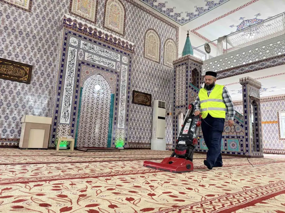 Melikgazi Belediyesi’nden bayram öncesi kapsamlı cami ve mezarlık temizliği