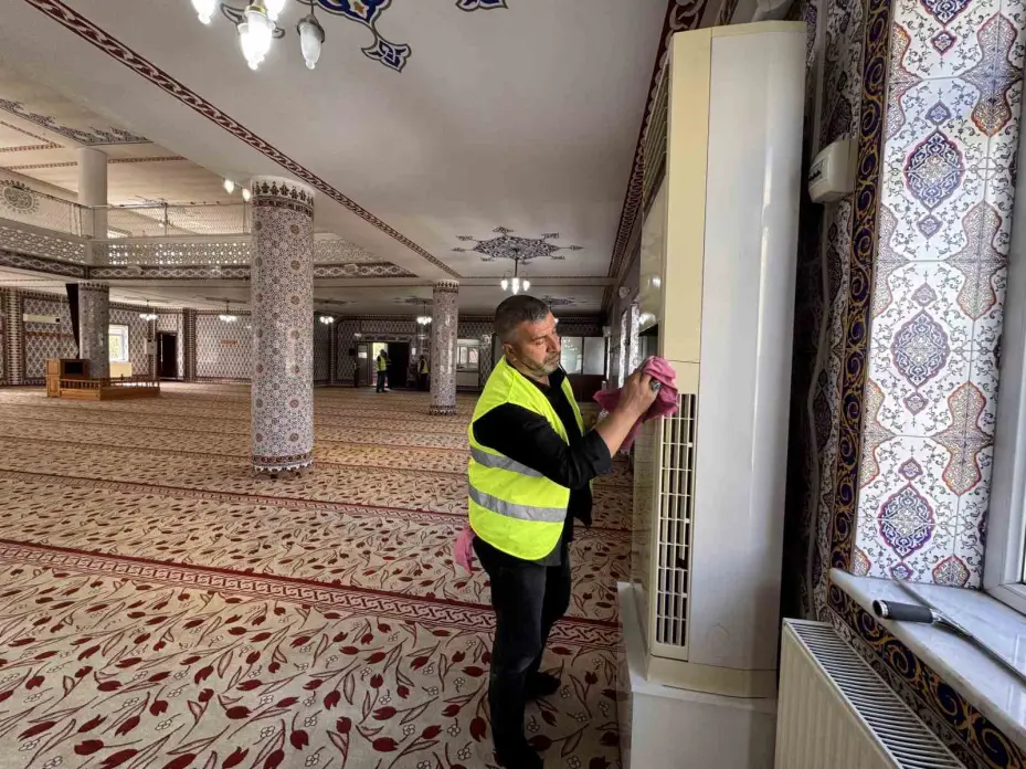 Melikgazi Belediyesi’nden bayram öncesi kapsamlı cami ve mezarlık temizliği
