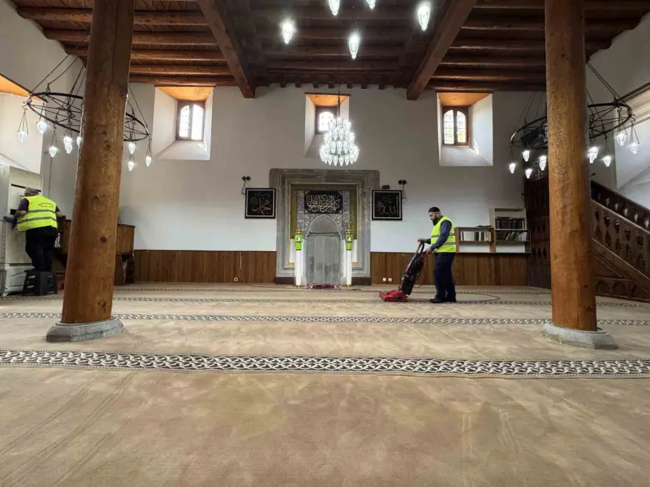 Melikgazi Belediyesi’nden bayram öncesi kapsamlı cami ve mezarlık temizliği
