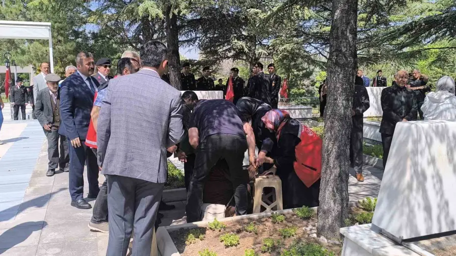 Kırşehir’de şehitlikte duygusal anlar