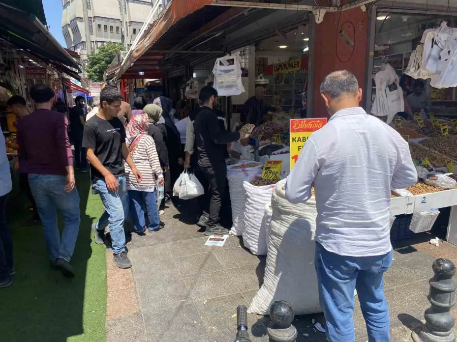 Kurban Bayramı’na bir gün kala kuruyemişçilerin işleri yoğunlaştı