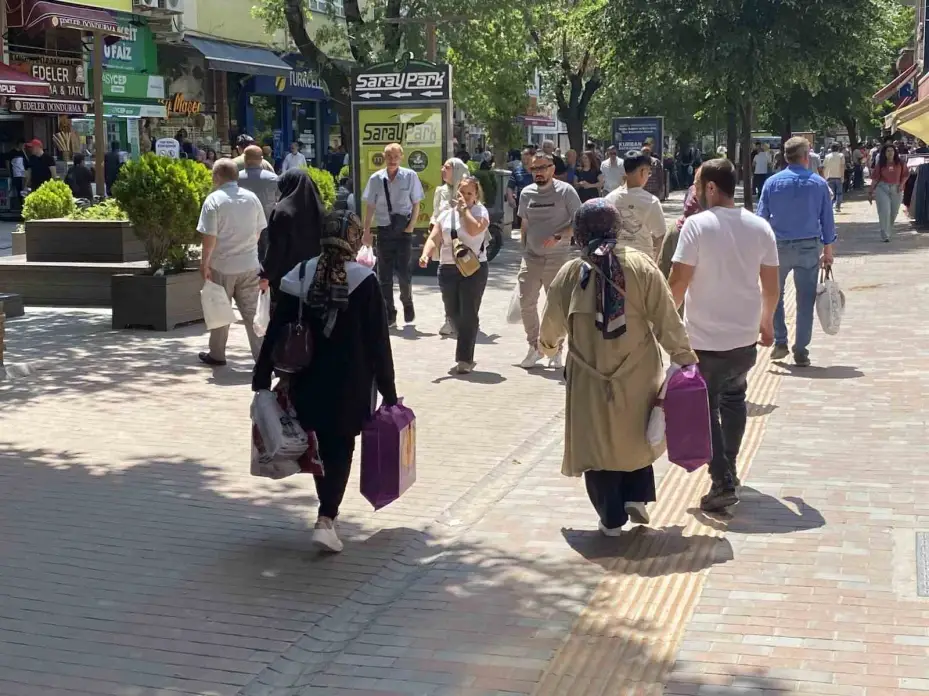 Arefe gününde vatandaşlar çarşıya akın etti