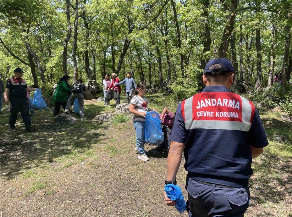 Öğrenciler jandarma ekipleriyle birlikte çöp topladı