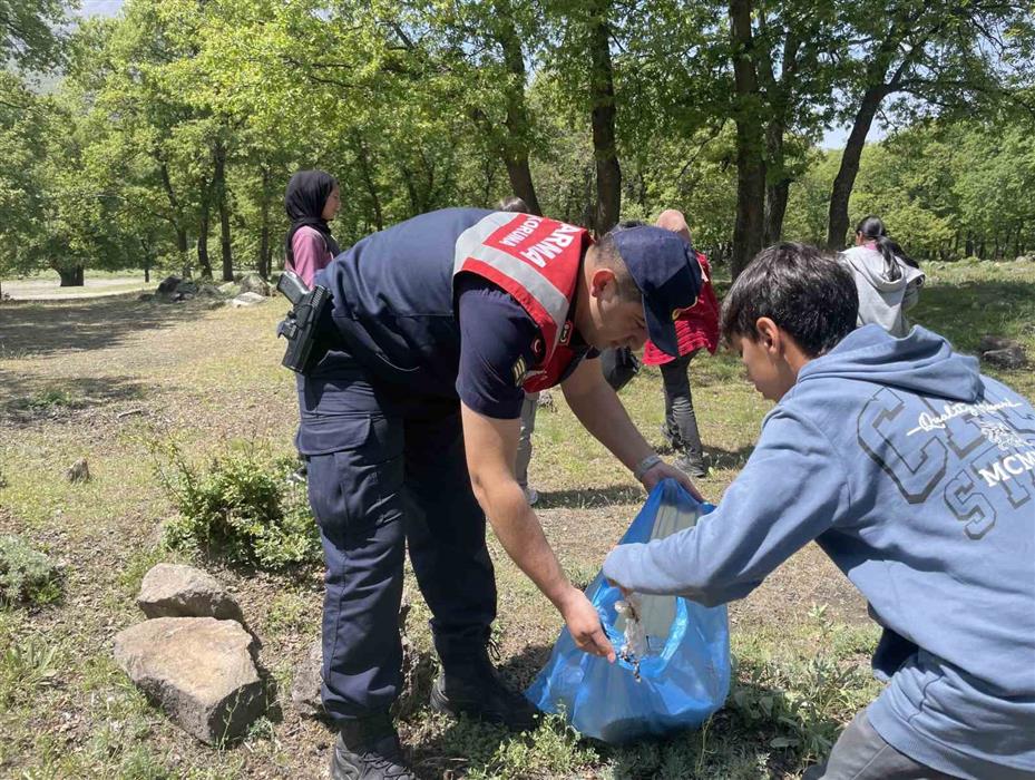 Öğrenciler jandarma ekipleriyle birlikte çöp topladı