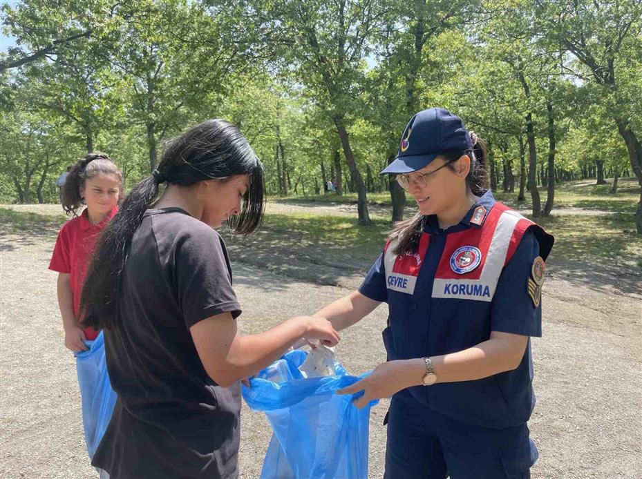 Öğrenciler jandarma ekipleriyle birlikte çöp topladı