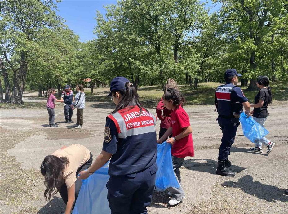 Öğrenciler jandarma ekipleriyle birlikte çöp topladı