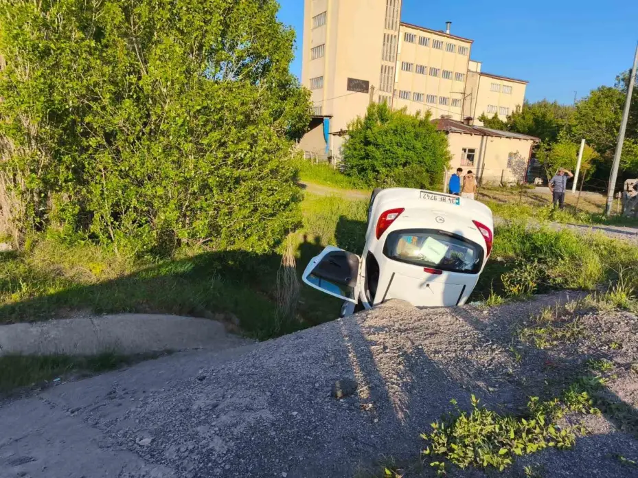 Sivas’ta su kanalına yuvarlanan otomobildeki 3 kişi yaralandı