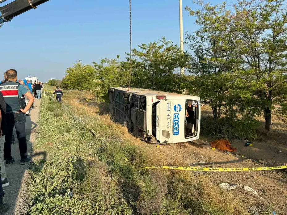 Konya’da yolcu otobüsü devrildi: 1 ölü, 23 yaralı