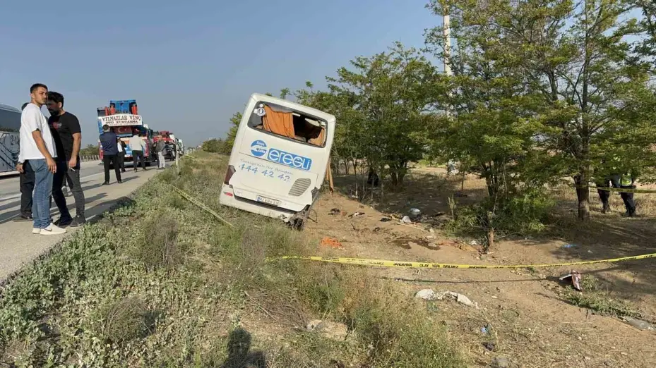 Konya’da yolcu otobüsü devrildi: 1 ölü, 23 yaralı