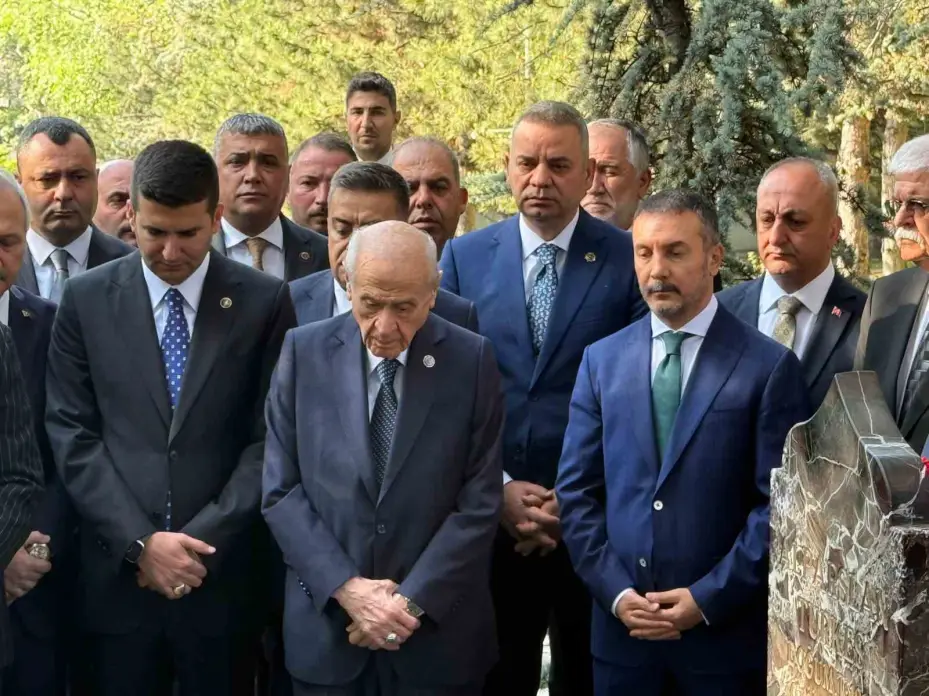 MHP Genel Başkanı Bahçeli, Alparslan Türkeş’in kabrini ziyaret etti