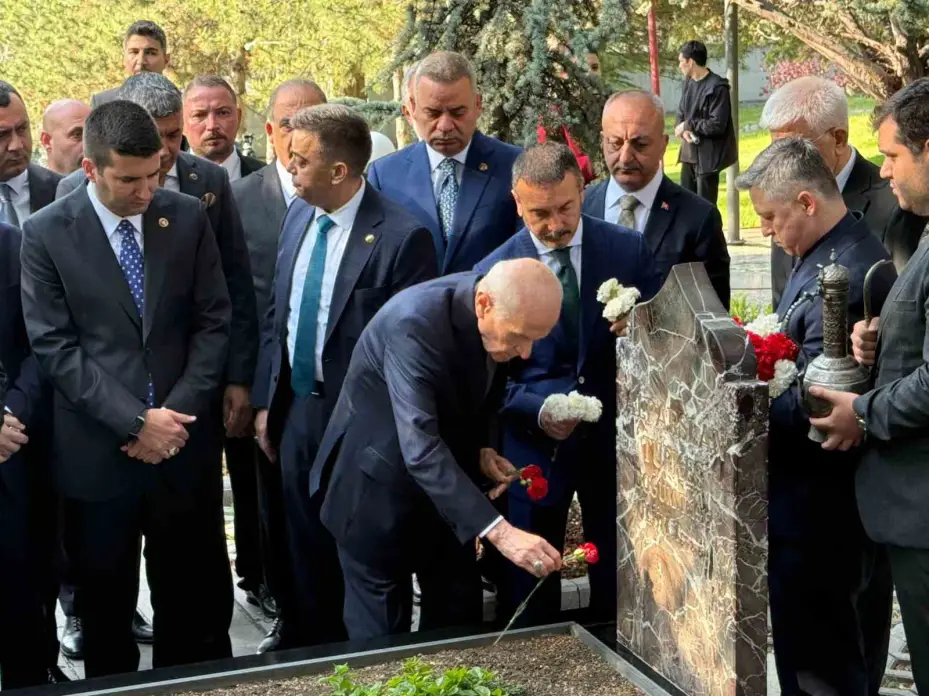 MHP Genel Başkanı Bahçeli, Alparslan Türkeş’in kabrini ziyaret etti