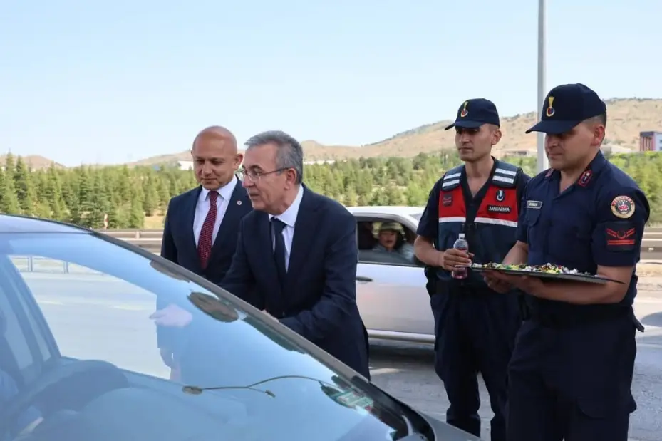 Kırıkkale il protokolü, görevi başında bulunan personelin bayramını kutladı