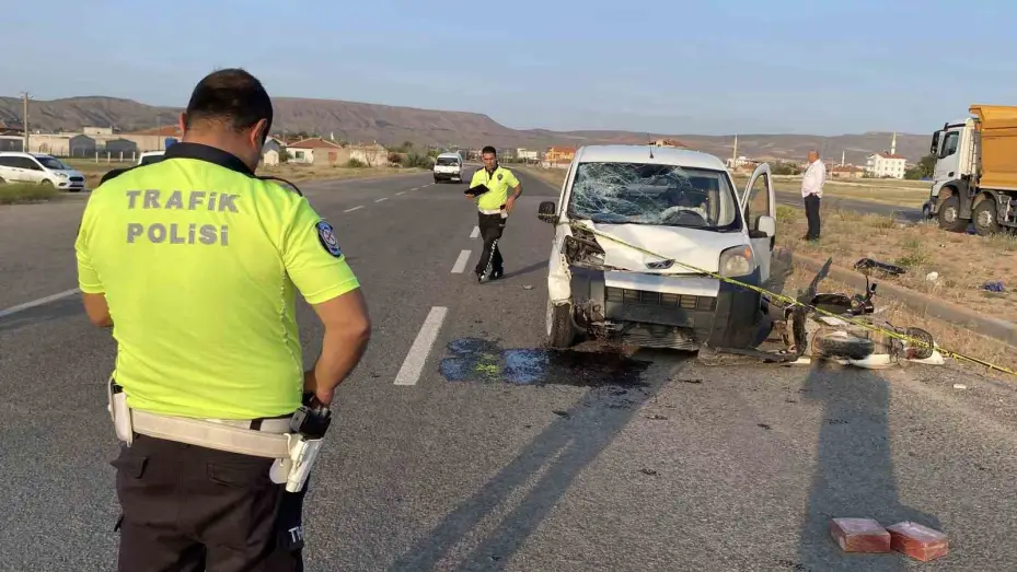 Hafif ticari araçla motosiklet çarpıştı: 1 ağır yaralı