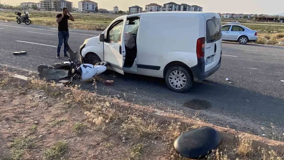 Hafif ticari araçla motosiklet çarpıştı: 1 ağır yaralı