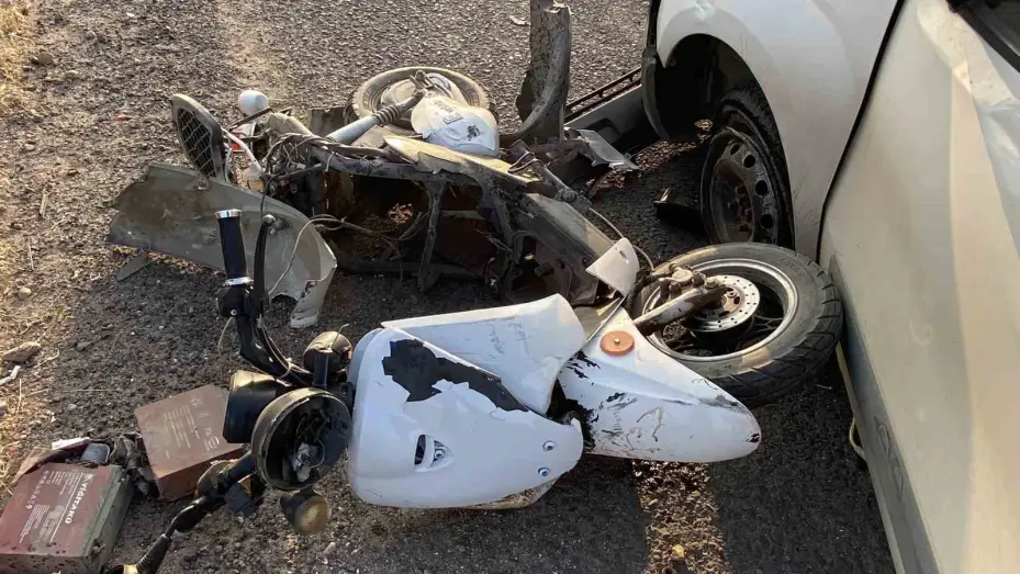 Hafif ticari araçla motosiklet çarpıştı: 1 ağır yaralı