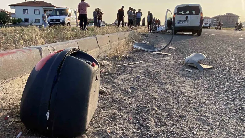 Hafif ticari araçla motosiklet çarpıştı: 1 ağır yaralı